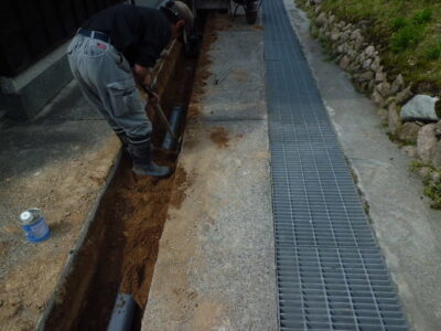 排水管布設。 良質土で埋戻しします。