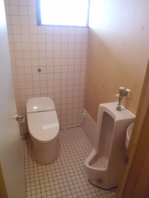 男子トイレの小便器は既設再利用して。